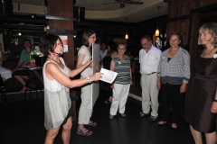 Gründungsmitglieder des Vereins unterschreiben auf der Gäste-Tafel