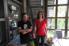 Miriam und Hans stehen bereit an der Bar