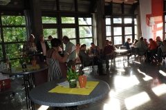 Der Saal ist schön dekoriert