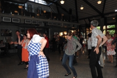 Bewegt die Hüften..... und... und....