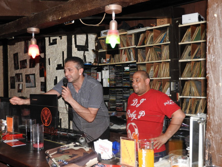 Heute begrüßt Ahmet sogar... mit Mikro.... es ist eben der 60. Tanztreff