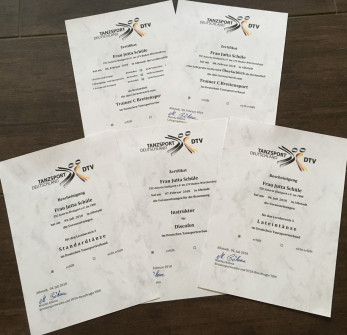 Viele Prüfungs-Bescheinigungne auf dem Weg zur Breitensport Trainerin C in der Sportart Tanzen