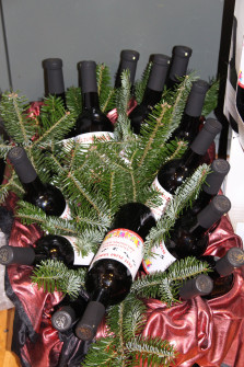 Es gibt Wein für alle Tänzerinnen und Tänzer