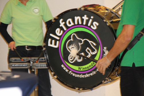 Die Elefantis spielen im Foyer zur Begrüßung der Gäste.