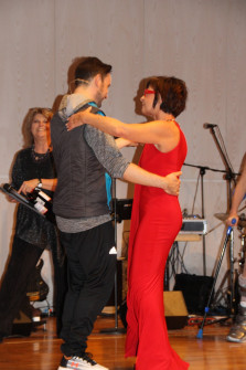 Zum Abschluß gibt es einen gemeinsamen Tanz