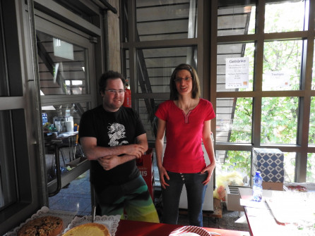 Miriam und Hans stehen bereit an der Bar