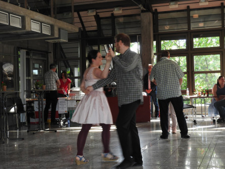 Die beiden tanzen in der Tanzschule Wolf - das sieht man