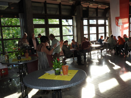 Der Saal ist schön dekoriert