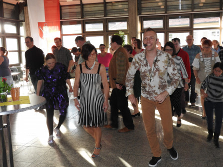 Und weiter gehts...Sascha Wolf zeigt den Teilnehmern die nächsten Tanzschritte