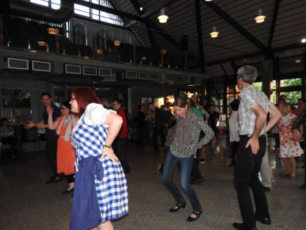 Bewegt die Hüften..... und... und....